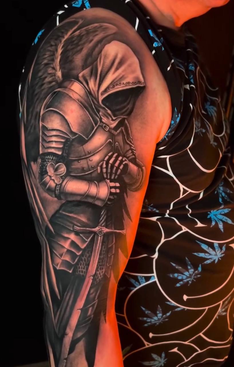 Hooded knight — rękaw