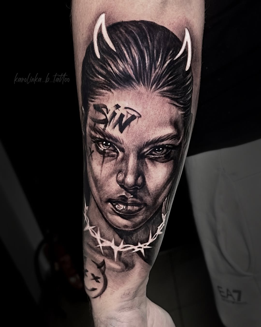 SIN — portret · przedramię