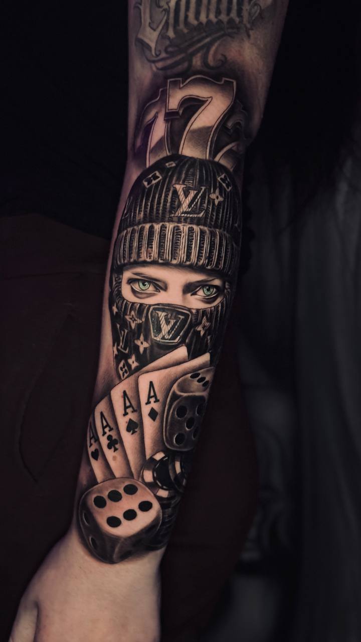Chicano girl & karty — rękaw