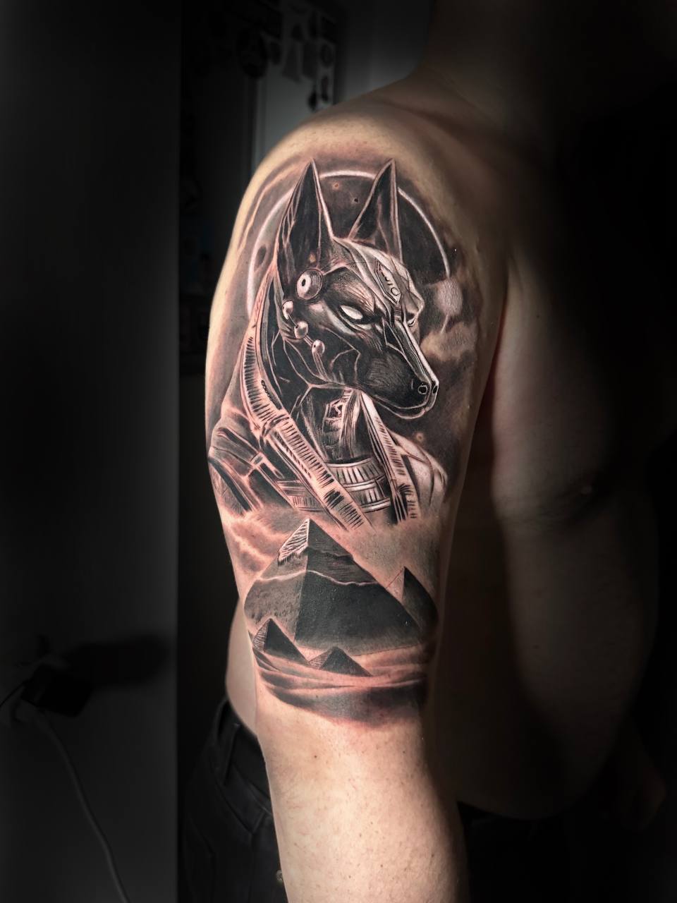 Anubis & piramidy — bark