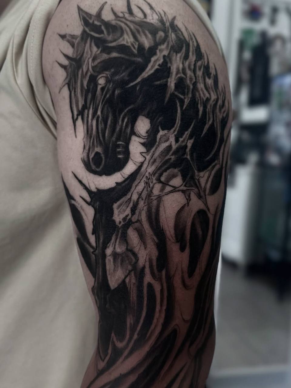 Koń — rękaw blackwork