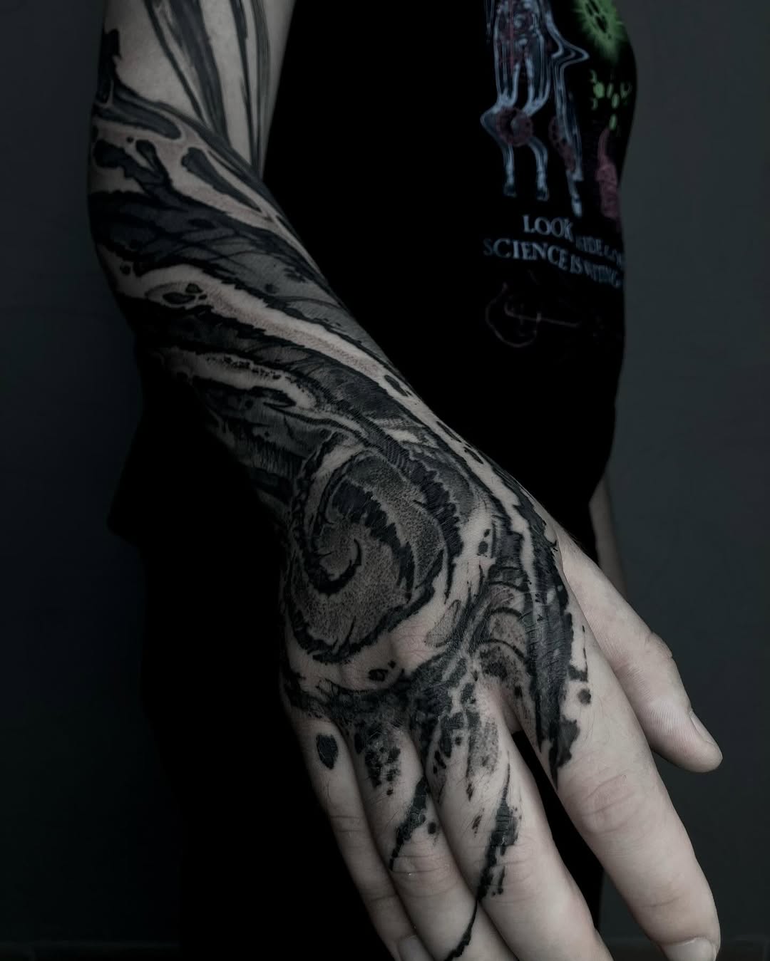Abstrakcja blackwork — rękaw & dłoń