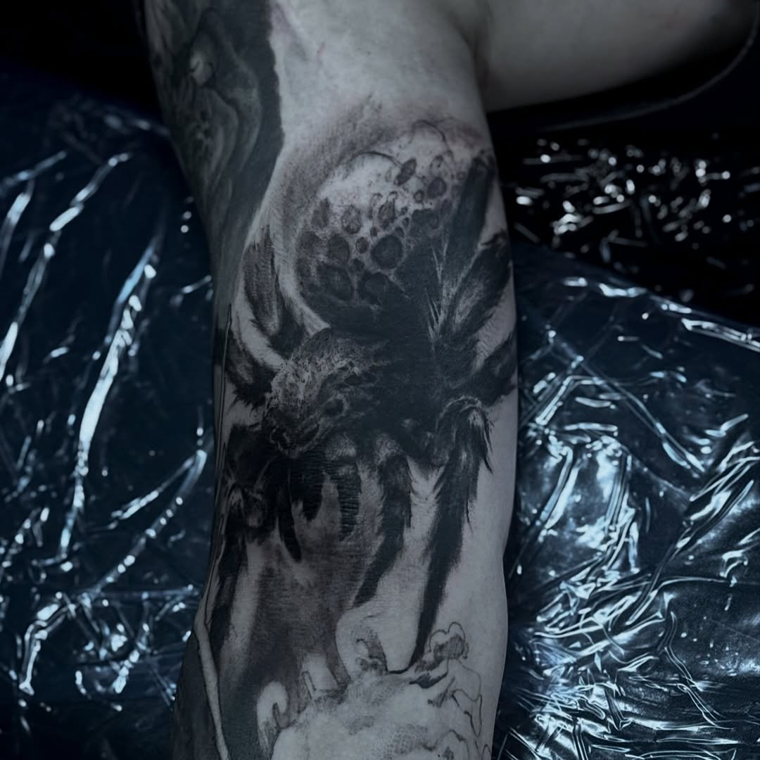 Pajęczy demon — przedramię