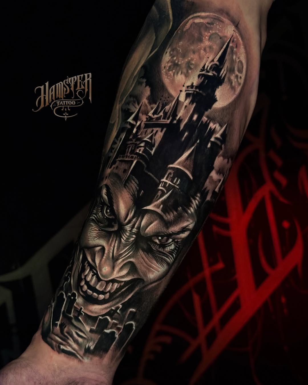 Zamek & joker — przedramię