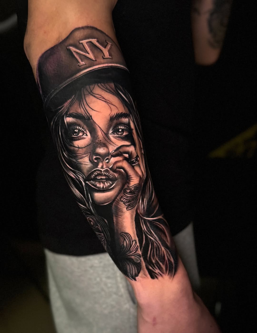 Chicano girl NY — przedramię