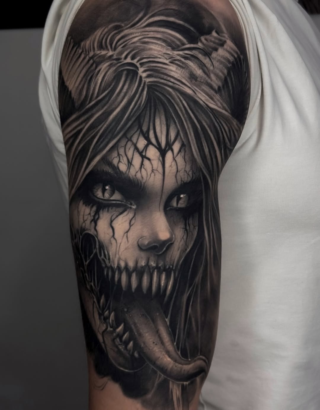 Demoness & czaszka — bark