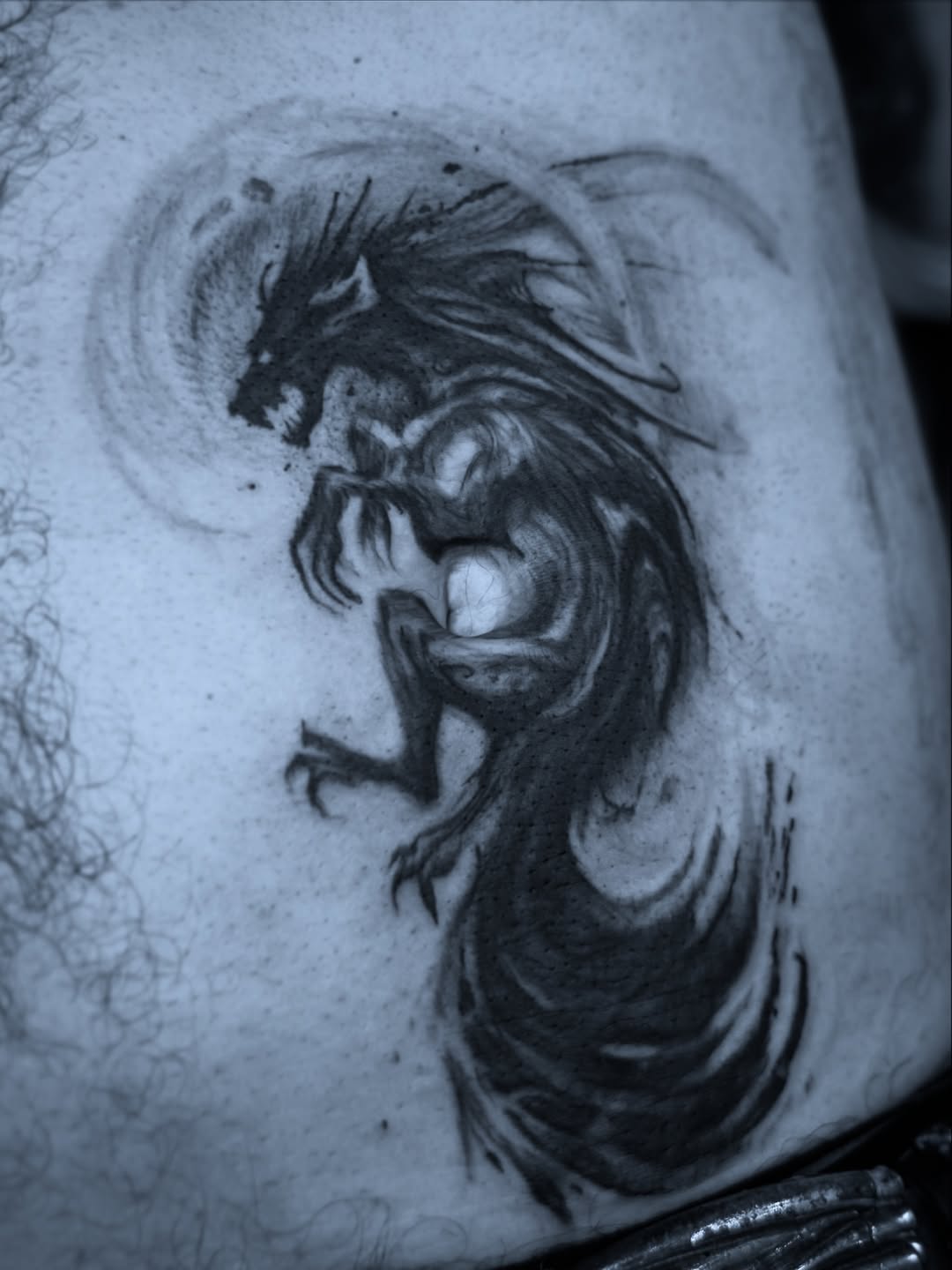 Demoniczna sylwetka — bok